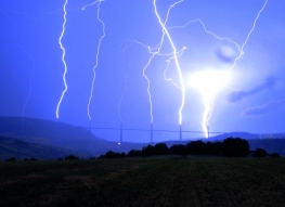 Wiadukt w Millau we Francji (wyładowanie atmosferyczne w siedem pylonów - 6.08.2013r.)